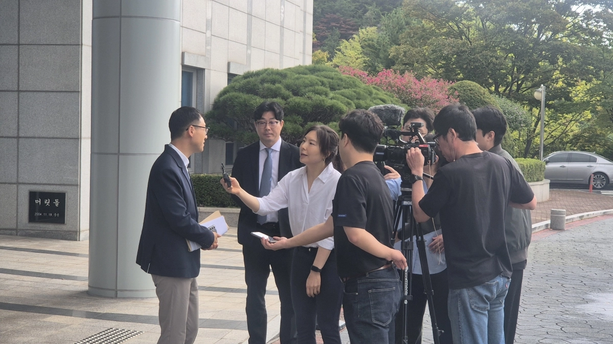 김상욱 울산시장이 4일 공직선거법 위반 혐의 등으로 경찰 수사를 받고 귀가하며  취재진 질문에 답하고 있다 .