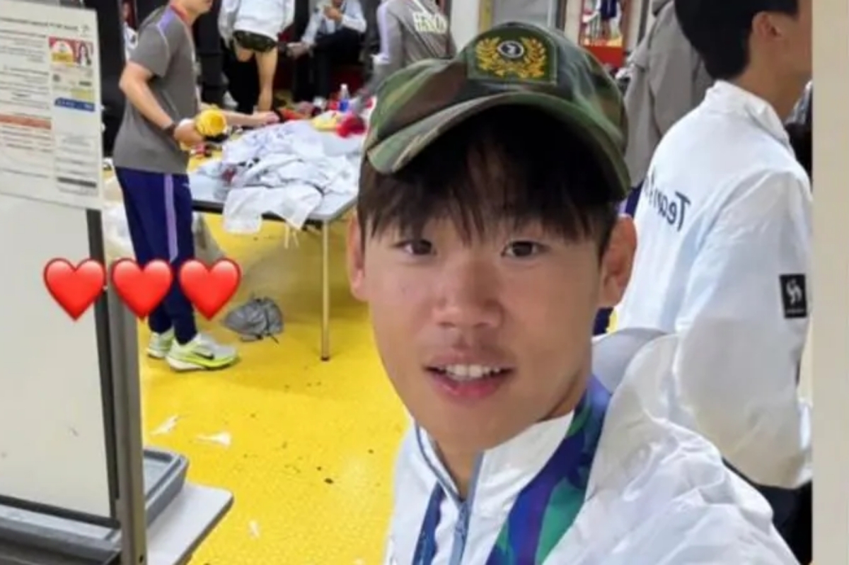 2026 아이치·나고야 아시안게임 남자축구 결승전에서 일본을 누르고 금메달을 딴 대한민국 축구 국가대표팀의 박승수 선수가 경기 후 라커룸에서 전역모를 쓴 사진을 인스타그램에 올려 논란이 됐다.
