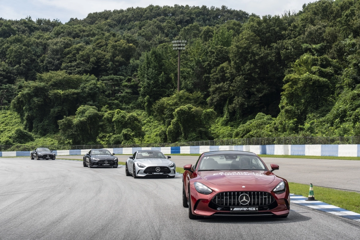 지난달 29일 경기 용인에 있는 메르세데스-AMG 스피드웨이를 달리고 있는 메르세데스-AMG GT 55 4MATIC+. 메르세데스-벤츠 코리아 제공