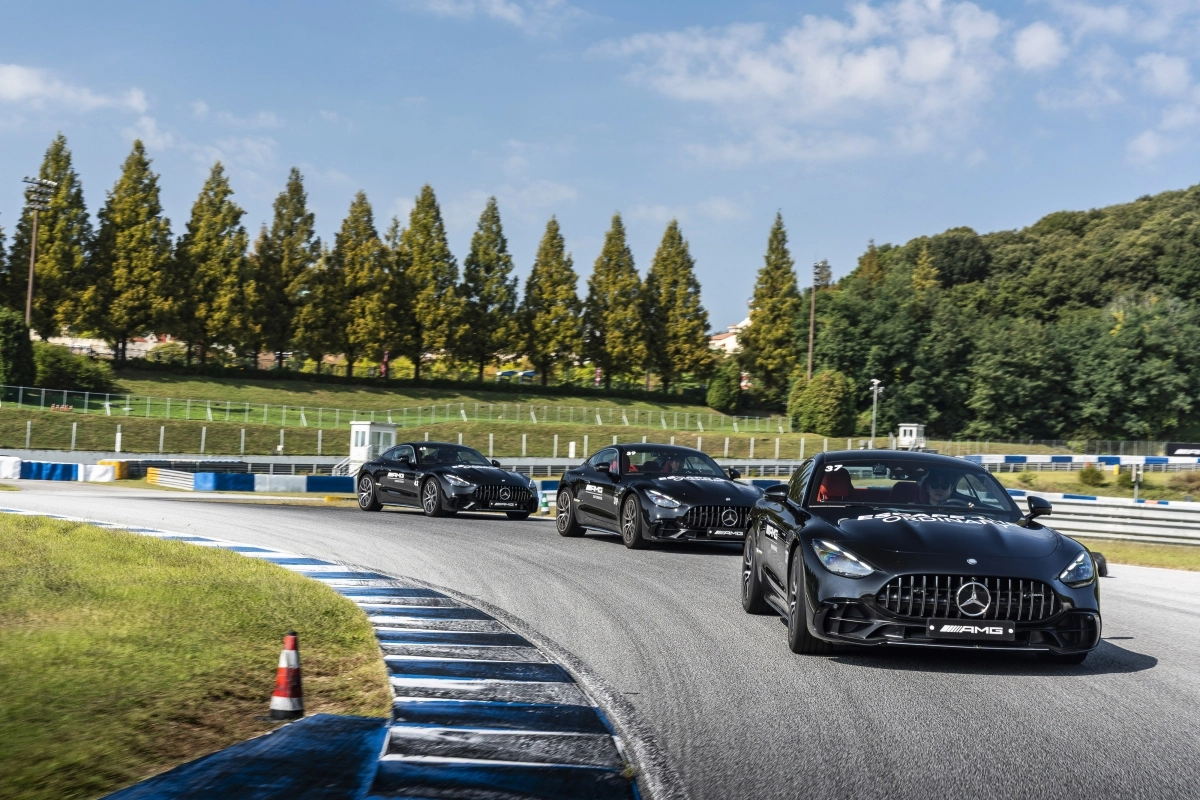 지난달 29일 경기 용인에 있는 메르세데스-AMG 스피드웨이를 달리고 있는 메르세데스-AMG GT 43. 메르세데스-벤츠 코리아 제공
