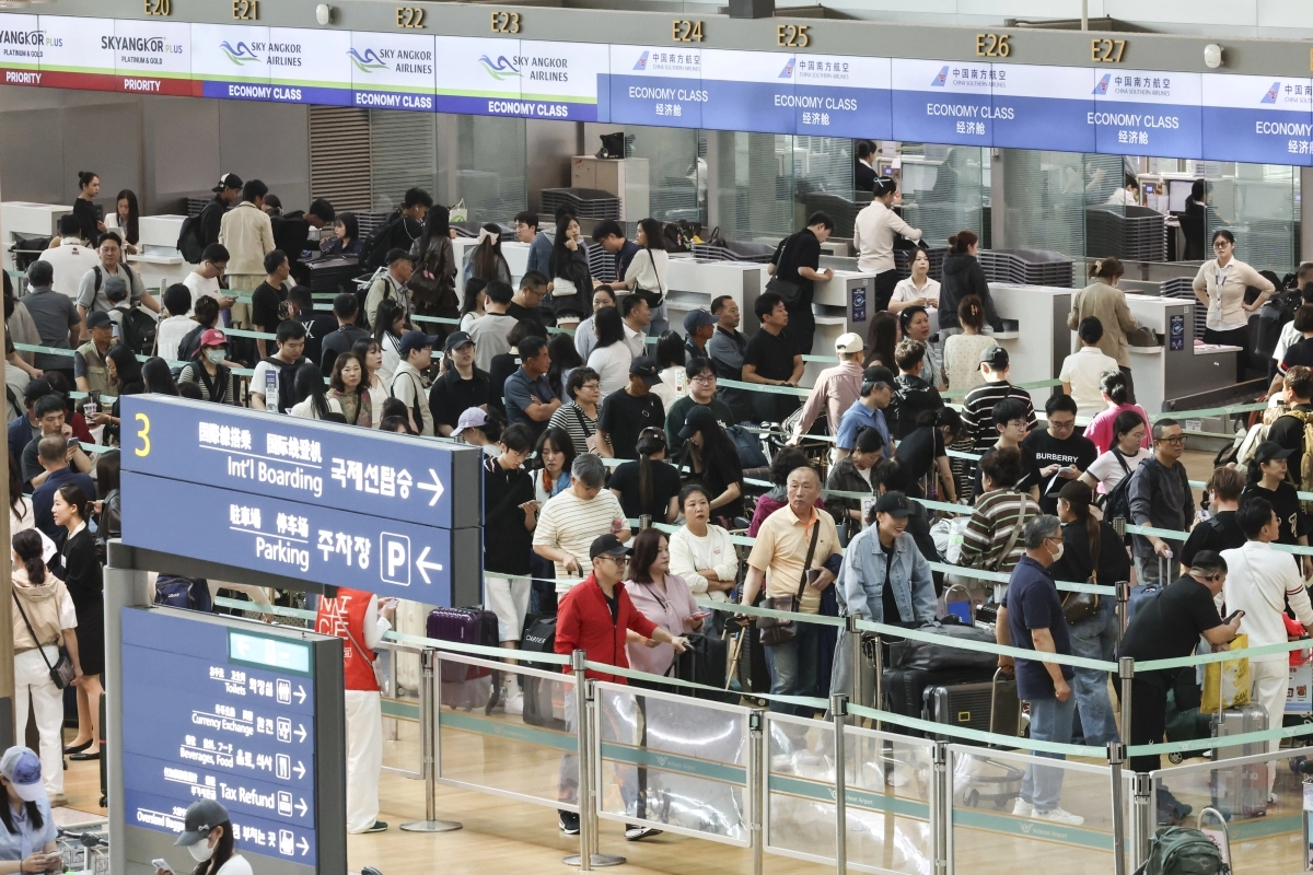 민족대명절 추석 연휴를 하루 앞둔 23일 오전 인천국제공항 제1여객터미널 출국장이 내외국인 여행객들로 붐비고 있다. 2026.09.23. 뉴시스