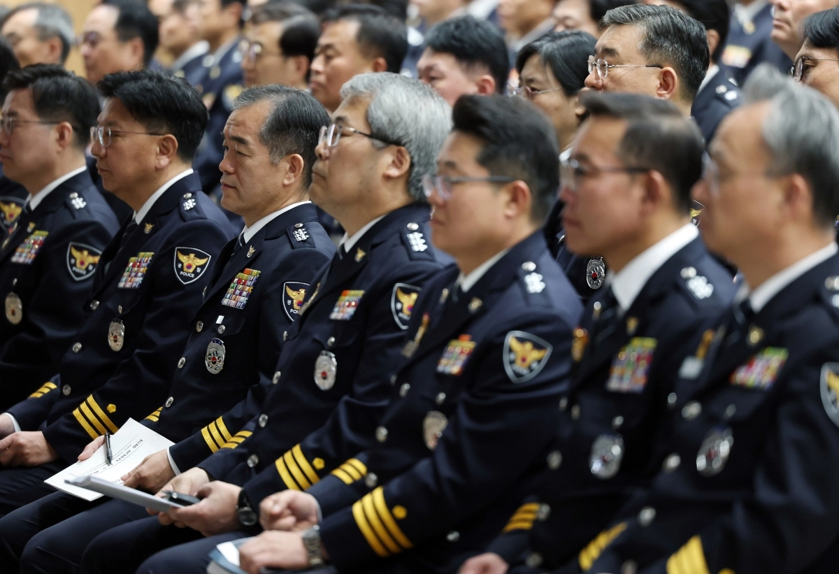 지난 1일 서울 서대문구 경찰청에서 열린 ‘전국 경찰 수사 지휘관 회의’에서 김종철 경찰청장 직무대행과 홍석기 국수본부장 등 전국 경찰 지휘관들이 영상을 보고 있다. 연합뉴스