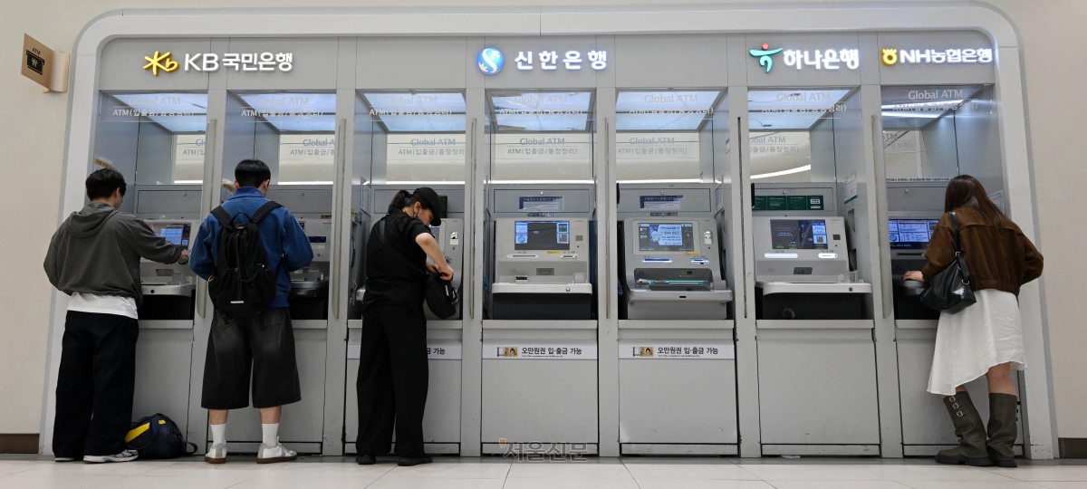 시중은행에 이어 저축은행과 캐피탈사 등 제2금융권까지 해킹 사고가 잇따르고 있는 4일 서초구 서울고속버스터미널에 개인정보가 유출된 신한· KB국민·하나 은행의 현금 자동 입출금기(ATM) 코너가 보이고 있다. 2026.10.4 홍윤기 기자