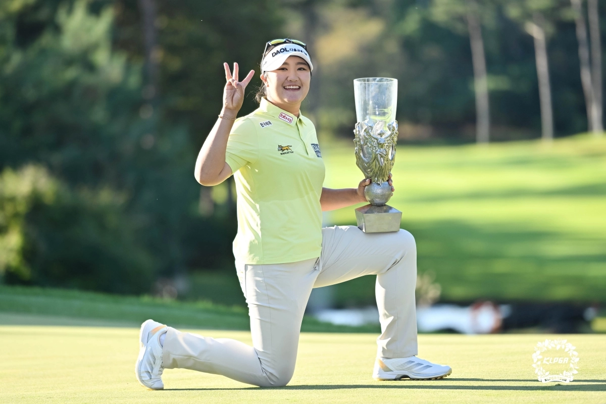 유해란이 4일 경기 여주시 블루헤런GC(파72)에서 열린 KLPGA투어 시즌 마지막 메이저대회 하이트진로 챔피언십에서 우승한 뒤 트로피를 들고 기뻐하고 있다. KLPGA 제공