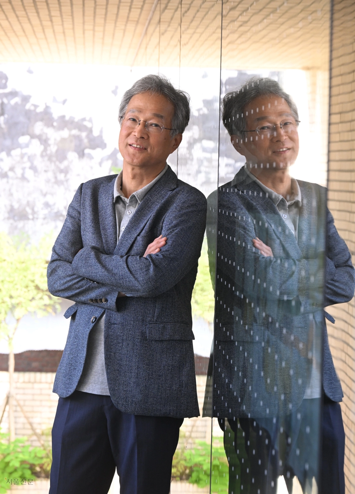‘노무현 평전’을 펴낸 윤태영 전 청와대 연설기획비서관이 지난달 29일 서울 종로구 사람사는세상 노무현시민센터에서 진행된 서울신문과의 인터뷰에 앞서 포즈를 취하고 있다. 윤 전 비서관은 “대통령은 대통령의 스케줄, 대통령의 시야에서 바라본다”며 “당정 간 입장이 상충되는 걸 조화시켜 내는 것도 정치력”이라고 말했다. 안주영 전문기자