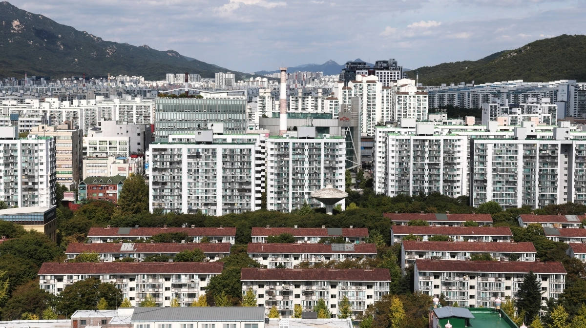서울의 고가·중저가 아파트 간 가격 격차가 줄어든 가운데, 가격 상승 폭이 컸던 강북 등 외곽 중저가 단지에서는 매수자의 대출 의존도도 높아진 것으로 나타났다. 사진은 4일 서울 노원구의 아파트 단지. 연합뉴스