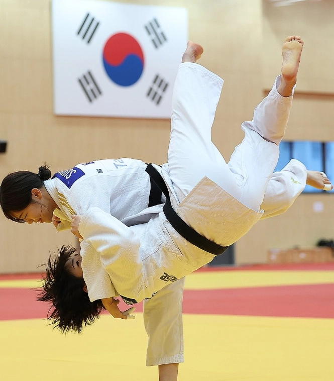 유도 국가대표 정수진이 9일 충북 진천군 진천국가대표선수촌에서 열린 2026 아이치·나고야 아시안게임 유도 국가대표팀 미디어데이 공개 훈련에서 연습하고 있다. 2026.9.9 연합뉴스