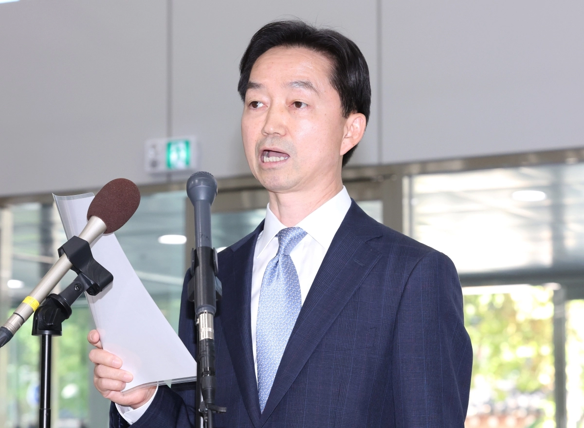 김지용 중대범죄수사청장 후보자가 2일 인사청문회 준비 사무실이 마련된 정부서울청사 창성동 별관에서 현안과 관련한 입장을 밝히고 있다. 이재명 대통령은 지난 1일 김지용 중대범죄수사청장 후보자에 대한 인사청문요청안을 재가했다고 강유정 청와대 수석대변인이 2일 공지를 통해 밝혔다. 이에 따라 김 후보자에 대한 국회 인사청문 절차가 임명 제청 20여일 만에 들어가게 됐다. 2026.10.2 연합뉴스