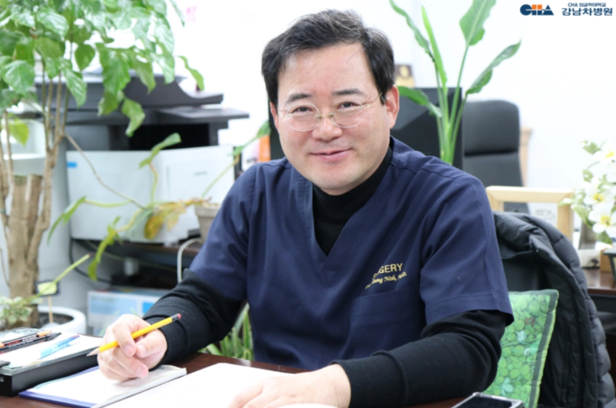 30일 강남차병원에 따르면 A씨는 같은달 16일 해당 병원에서 유방암 관련 수술을 받았다. 12시간에 걸친 암 수술을 마치고 깨어난 환자는 자신의 팔에서 뜻밖의 생일축하 문구(왼쪽)를 발견했다. 축하 메시지를 직접 쓴 사람은 수술을 집도한 노동영(사진) 강남차병원 원장이었다. 생일날 수술을 앞두고 집에 두고 온 아기가 보고 싶어 눈물을 쏟았던 환자는 큰 감동을 받았고, 퇴원하는 날 음료수와 간식거리를 사 들고 간호사 데스크를 찾은 것으로 전해졌다. 2026.9.30 강남차병원 자료