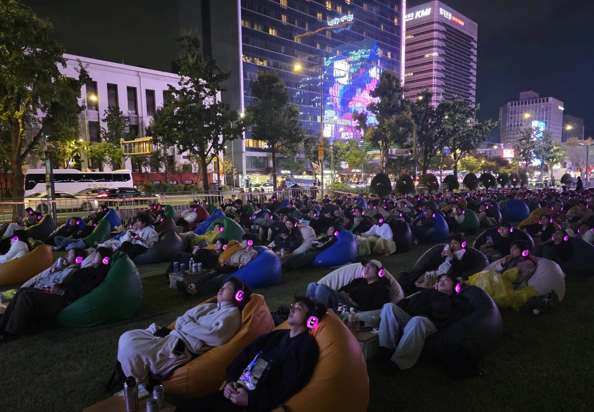 4일 서울 중구 한국프레스센터 앞 서울마당에서 열린 ‘광화문 사일런트 시네마’에서 관람객들이 영화 ‘노팅힐’을 감상하고 있다. 3~4일 열린 행사에는 3500여팀이 신청해 200팀(400명)이 선정됐다. 2026.10.4 홍윤기 기자