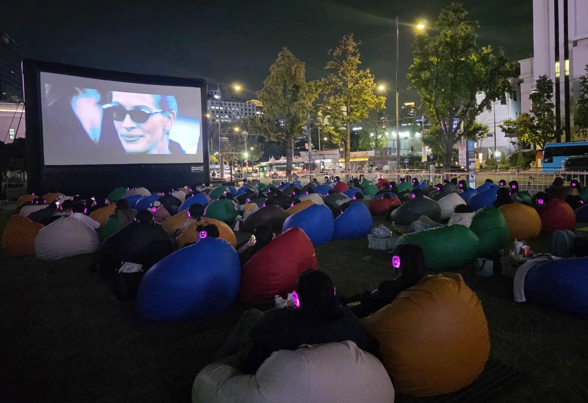 4일 서울 중구 한국프레스센터 앞 서울마당에서 열린 ‘광화문 사일런트 시네마’에서 관람객들이 영화 ‘노팅힐’을 감상하고 있다. 3~4일 열린 행사에는 3500여팀이 신청해 200팀(400명)이 선정됐다. 2026.10.4 홍윤기 기자