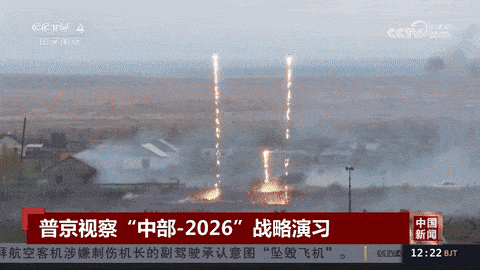 중국군이 참가한 러시아 주최 군사훈련 ‘중부-2026’을 블라디미르 푸틴 러시아 대통령이 참관하고 있다. 중국 중앙(CC)TV 캡처