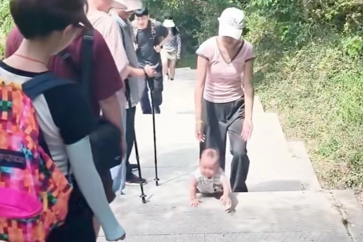 중국 후베이성의 한 산악 관광지에서 생후 9개월 아기가 무릎 보호대를 차고 계단을 기어오르는 영상이 현지에서 화제를 모으고 있다. 사우스차이나모닝포스트(SCMP) 캡처