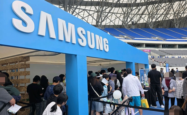 ‘2026 용인 사이버 과학축제’ 첫날인 지난 3일 경기 용인시 용인미르스타디움을 찾은 시민들이 삼성전자 홍보 부스를 둘러보고 있다. 삼성전자 제공