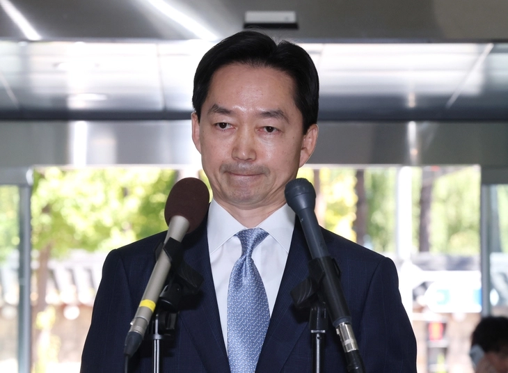 김지용 중대범죄수사청장 후보자가 지난 2일 인사청문회 준비 사무실이 마련된 정부서울청사 창성동 별관으로 들어서고 있다. 김 후보자의 인사청문요청안은 제청 25일 만인 이날 국회에 제출돼, 청문회가 중수청 개청 이후에야 열리게 됐다.  연합뉴스