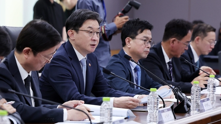 이억원 금융위원장이 4일 정부서울청사에서 열린 금융권 해킹 사고 관련 긴급 점검회의에서 발언하고 있다. 뉴스1