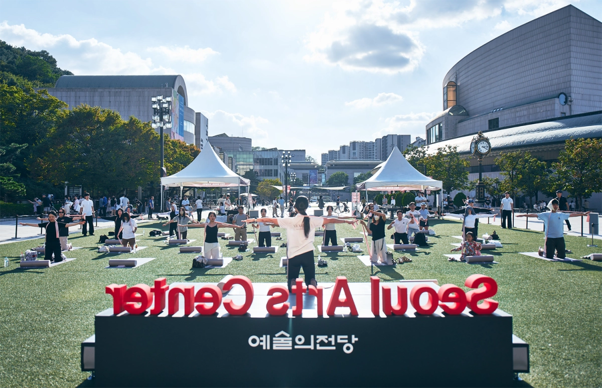 지난 9월 서울 예술의전당 음악광장에서 열린 ‘예술의전당 웰니스 에피소드’. 예술의전당은 10월에도 오페라극장과 콘서트홀 사이 음악광장에서 서재, 콘서트, 패션쇼 등 다양한 프로그램을 연다. 예술의전당 제공