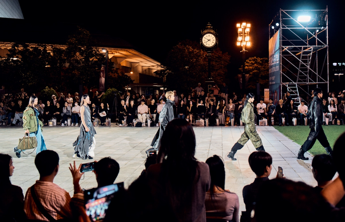 지난 9월 서울 예술의전당 음악광장에서 열린 ‘예술의전당×서초구 패션쇼 by ESteem Collective’에서 오케스트라의 라이브 연주와 함께 모델들이 야외 런웨이를 선보이고 있다. 예술의전당은 10월에도 오페라극장과 콘서트홀 사이 음악광장에서 서재, 콘서트, 패션쇼 등 다양한 프로그램을 연다. 예술의전당 제공