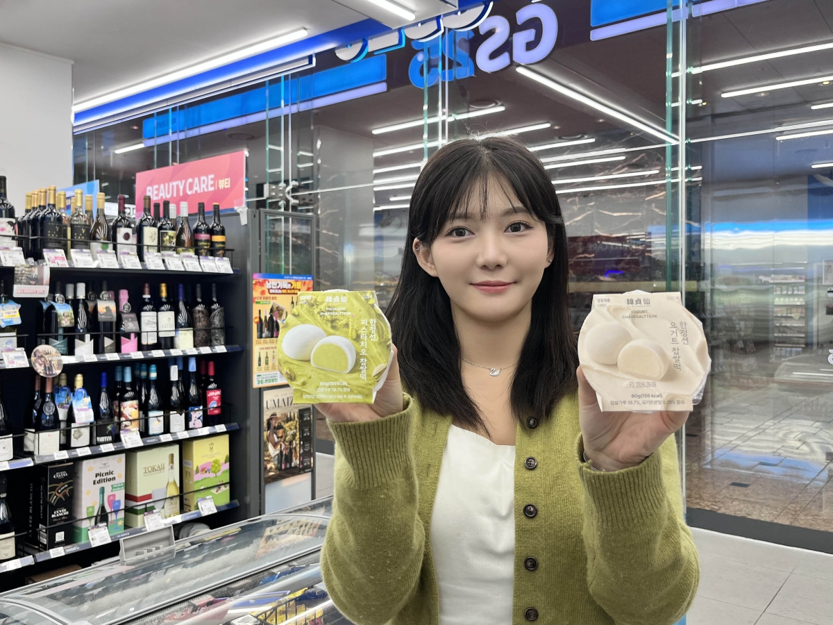 GS25에서 모델이 한정선 찹쌀떡 시리즈를 들고 포즈를 취하고 있다. GS리테일 제공