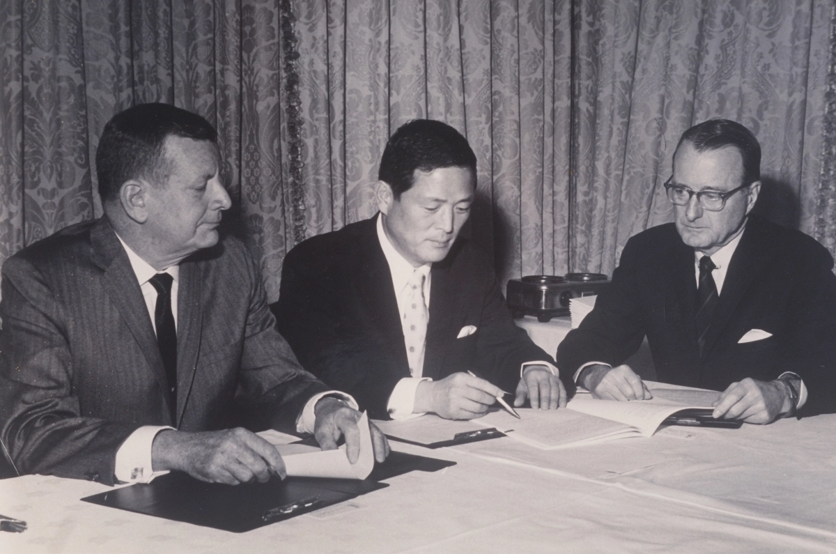김종희(가운데) 한화그룹 창업주가 1968년 3월 미국 유니온오일과 경인에너지 합작투자계약을 체결하고 있다. 한화그룹 제공
