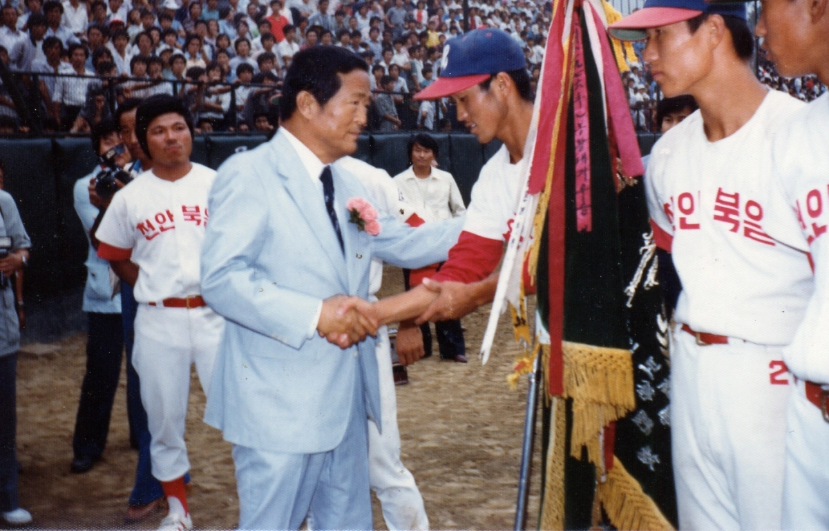 김종희 한화그룹 창업주가 1980년 8월 봉황대기 전국고교야구대회에서 우승한 천안 북일고 선수단을 격려하고 있다. 한화그룹 제공