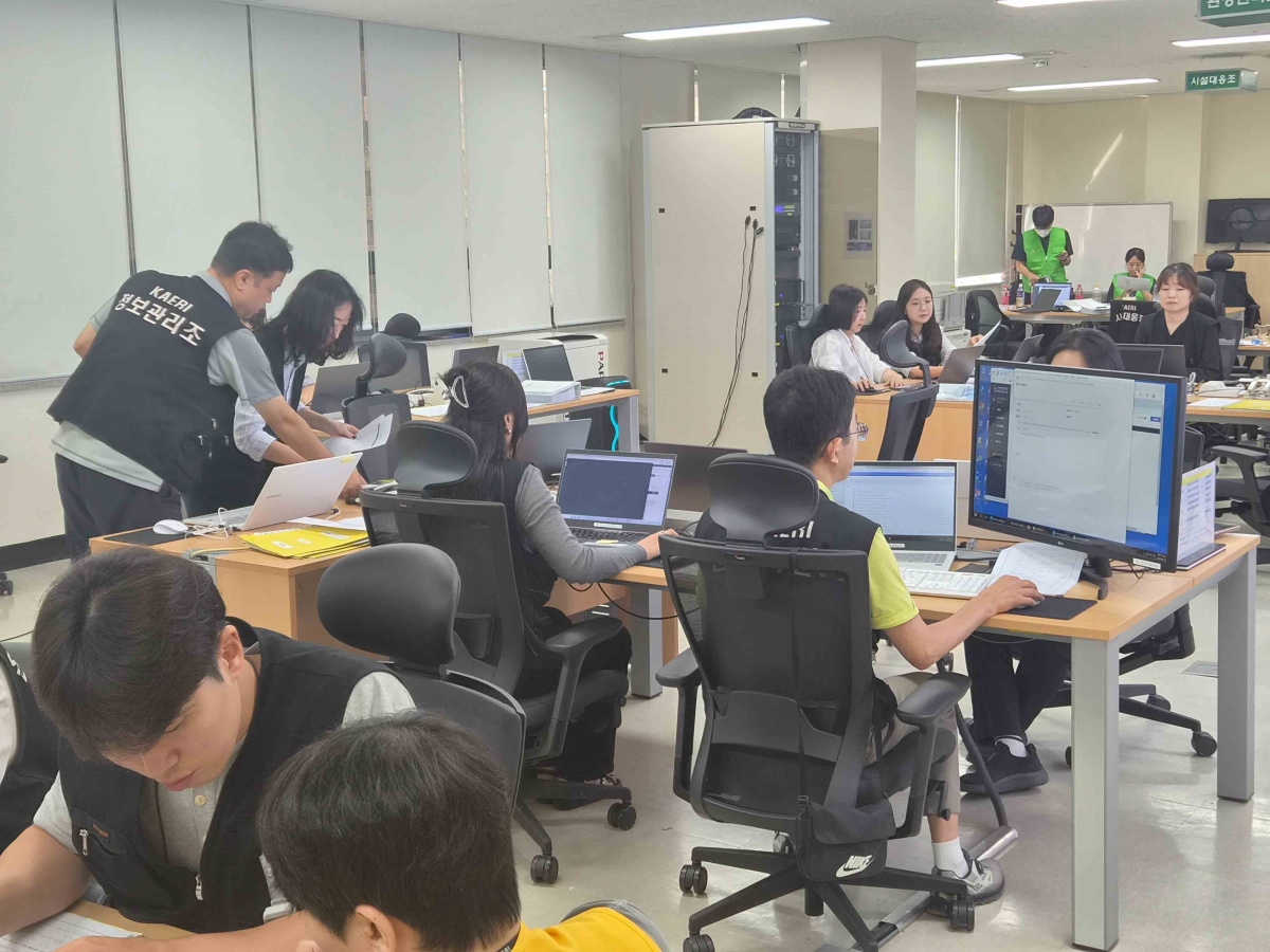 한국원자력연구원이 지난달 15일  원자력시설에서 방사선비상 발생 시 신속하고 효과적으로 대응을 위한 방사능 방재 합동훈련을 진행하고 있다. 한국원자력연구원 제공