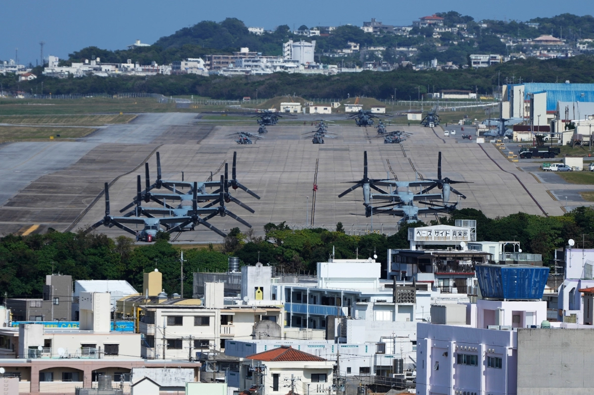 일본 남부 오키나와 본섬 기노완시에 있는 미 해병대 후텐마 비행장에 MV-22 오스프리 수송기들이 주기돼 있다.  AP 연합뉴스