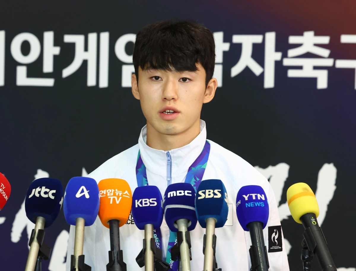 2026 아이치·나고야 아시안게임 남자 축구에서 우승을 차지한 23세 이하(U-23) 축구 대표팀 이기혁이 4일 인천국제공항 제2여객터미널을 통해 귀국한 뒤 취재진들과 인터뷰를 하고 있다. 뉴시스