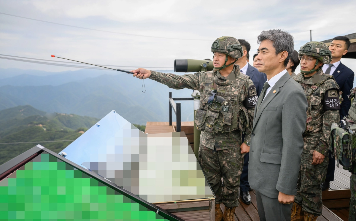 강신철 국방부 장관이 지난달 24일 중동부전선 최전방 육군 제7보병사단을 방문, 부대 관계자로부터 설명을 듣고 있다. 사진과 기사는 관련 없음. 국방부 제공