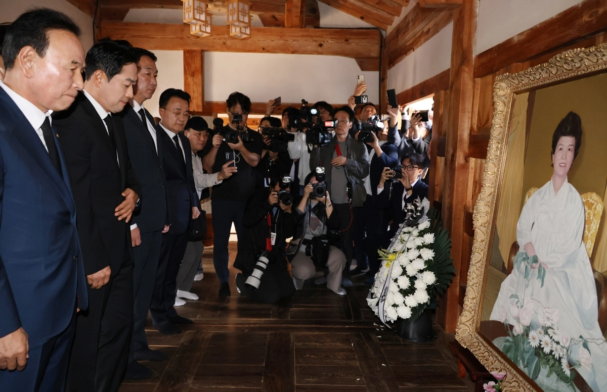 장동혁(왼쪽 두번째)국민의힘 대표를 비롯한 국민의힘 지도부가 5일 박정희 전 대통령의 배우자인 고 육영수 여사의 충북 옥천 생가를 방문해 묵념하고 있다.옥천 연합뉴스