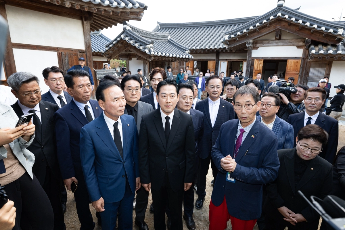 장동혁(가운데) 국민의힘 대표와 지도부가 가 5일 충북 옥천군 고(故) 육영수 여사의 생가를 찾아 둘러보고 있다. 옥천 뉴스1
