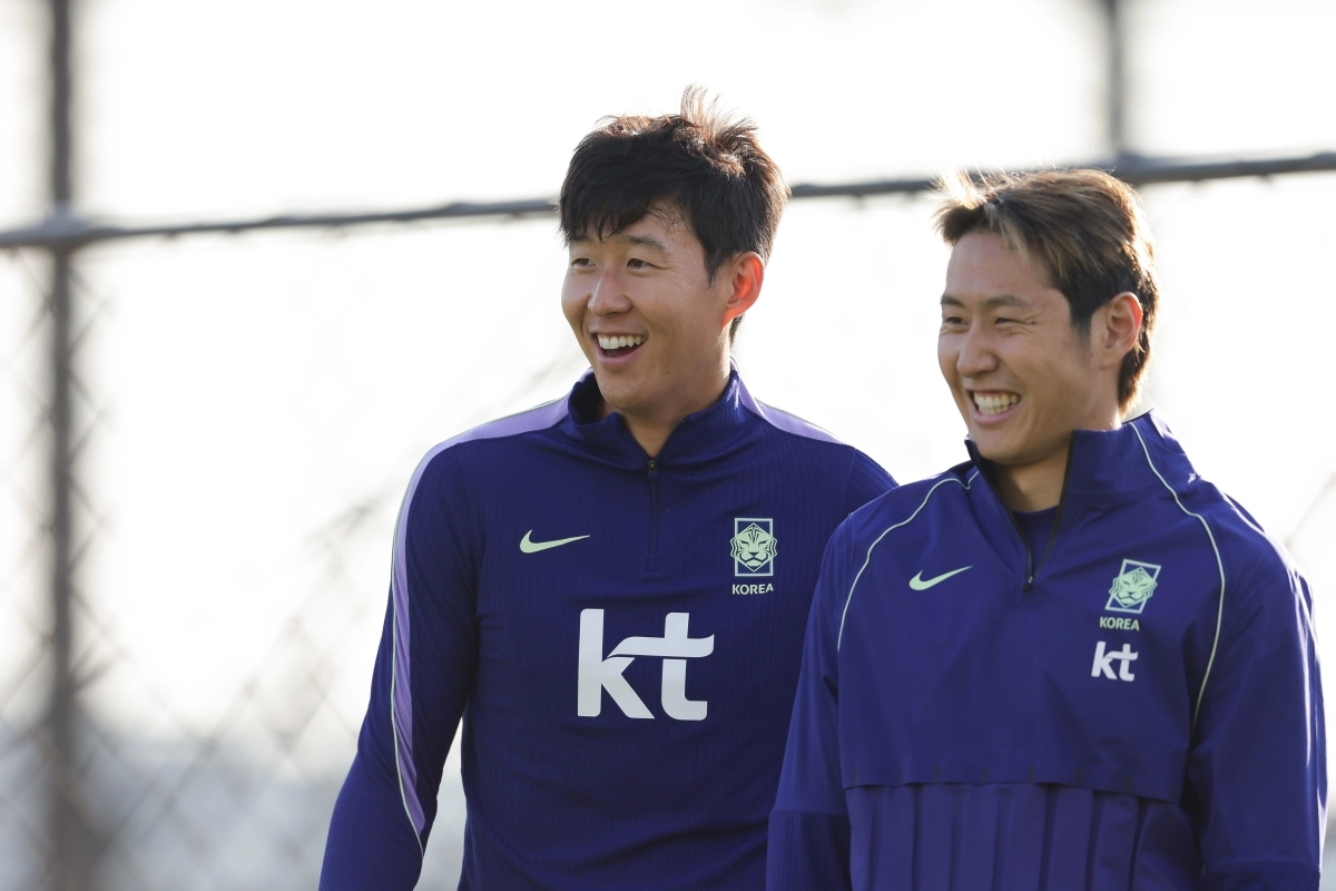 축구 국가대표팀 공격수 손흥민(왼쪽)과 이강인이  우즈베키스탄과의 평가전을 하루 앞둔  5일 충남 천안 코리아풋볼파크에서 진행된 훈련에서 밝게 웃고 있다. 대한축구협회 제공