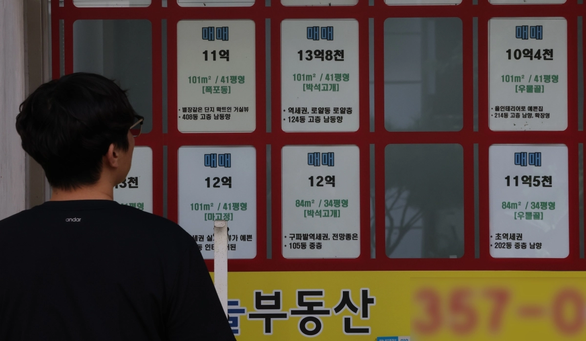 5일 서울 은평구의 한 부동산 중개업소에 붙은 매물 모습.  연합뉴스