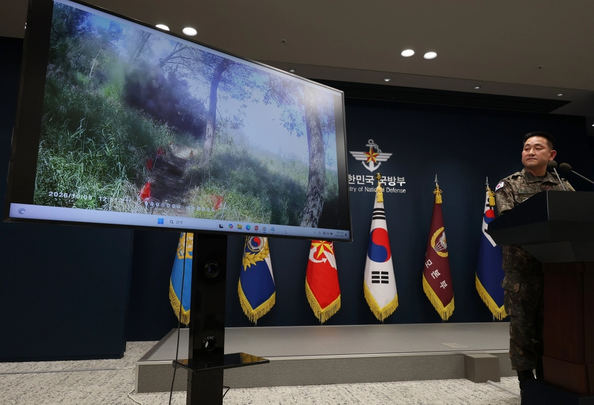 양진혁 합동참모본부 작전부장이 5일 서울 용산구 국방부에서 열린 비무장지대(DMZ) 지뢰 폭발 관련, 합동 현장조사 태스크포스(TF) 최종 조사 결과 발표 브리핑에서 폭발 원인이 된 군사분계선(MDL) 이남 지뢰 제거 작전 영상을 공개하고 있다. 군은 이번 지뢰 폭발이 북한이 MDL 이남에 매설한 지뢰에 의한 것이었다고 최종 판단했다. 연합뉴스