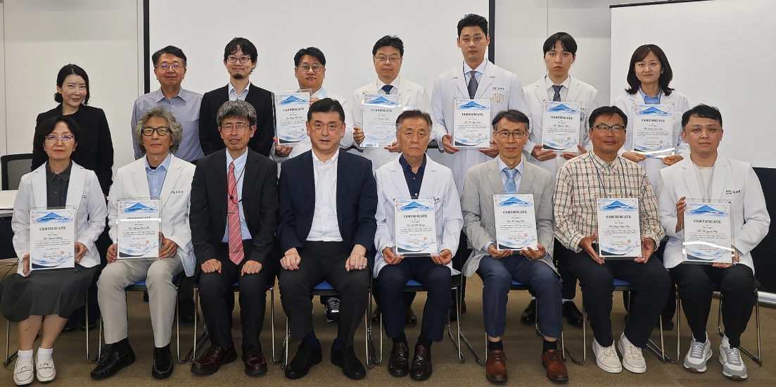이내풍 한의사들과 일본 의료진들이 ‘2026 한·일 신경이과학 전문가 교류 포럼’ 을 마치고 기념사진을 촬영하고 있다.