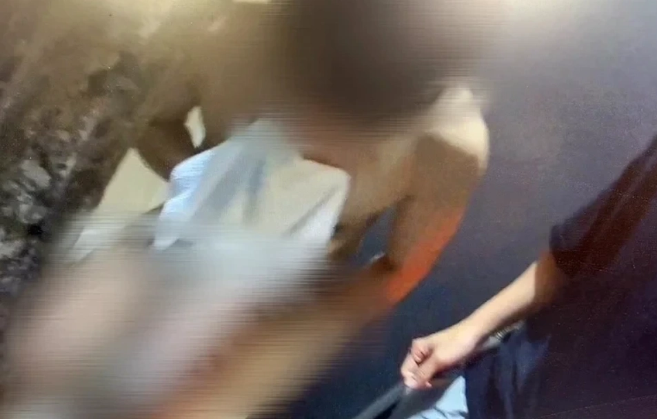 대만 경찰이 성소수자 술집을 단속하는 과정에서 현장에 있던 장애인에게 성관계 가능 여부를 묻고 손님들에게 무릎을 꿇으라고 하는 등 부적절한 언행을 한 사실이 드러나 논란이 일고 있다. 대만 경찰