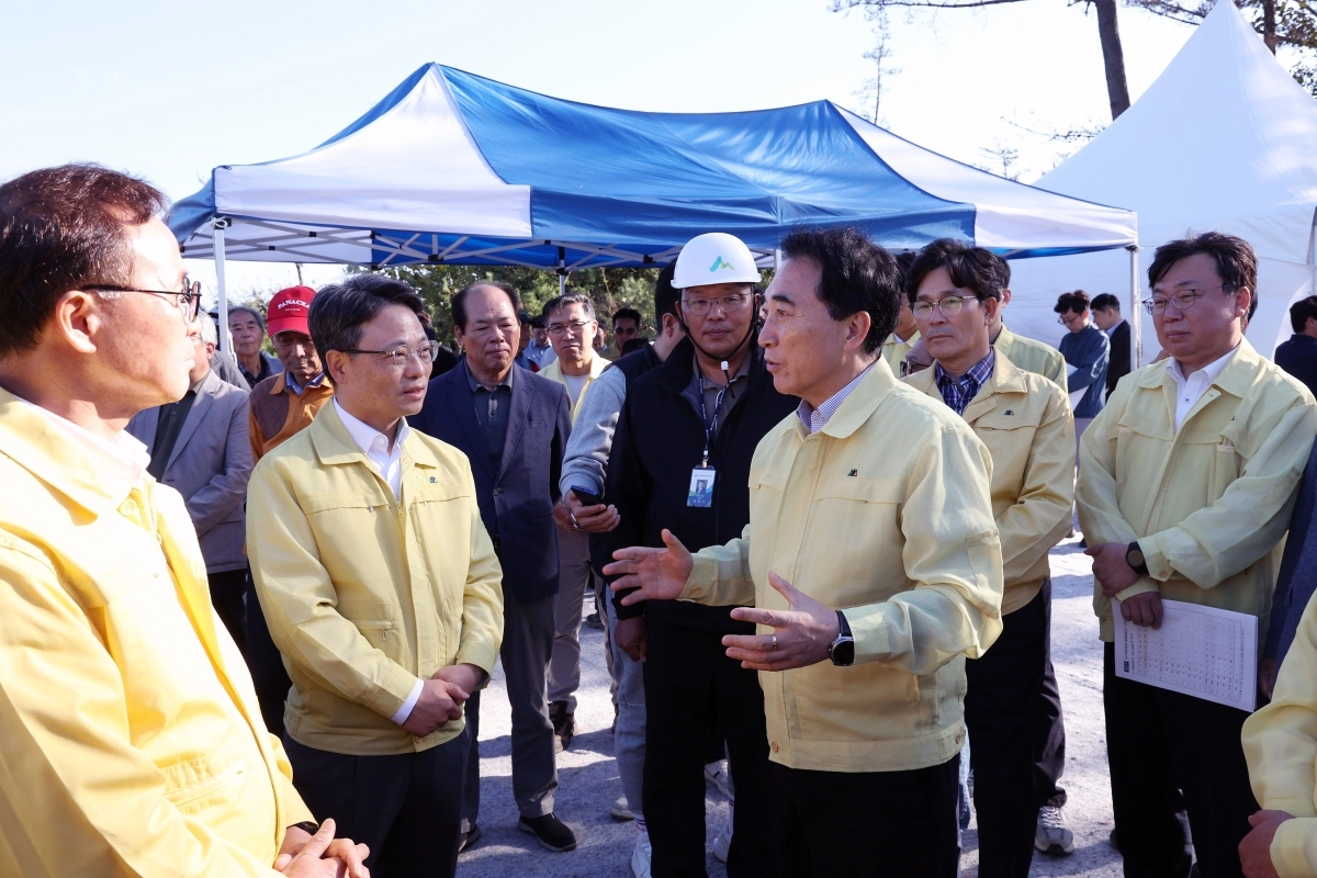 박수현 충남지사가 박은식 산림청장과 소나무재선충병 방제 논의를 하고 있다. 도 제공