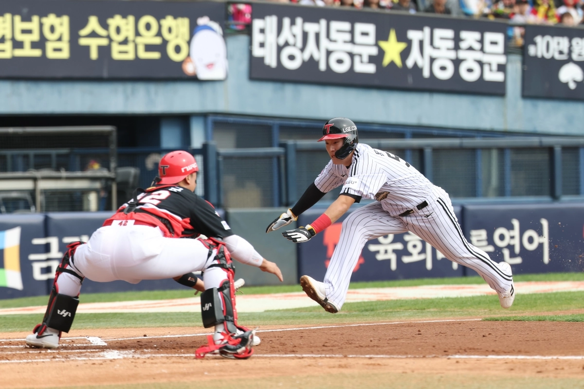 KIA와 LG가 시즌 막바지 치열한 3-4위 자리다툼을 펼치고 있다. 사진은 3일 잠실구장에서 벌어진 KIA-LG전.    LG 트윈스 제공