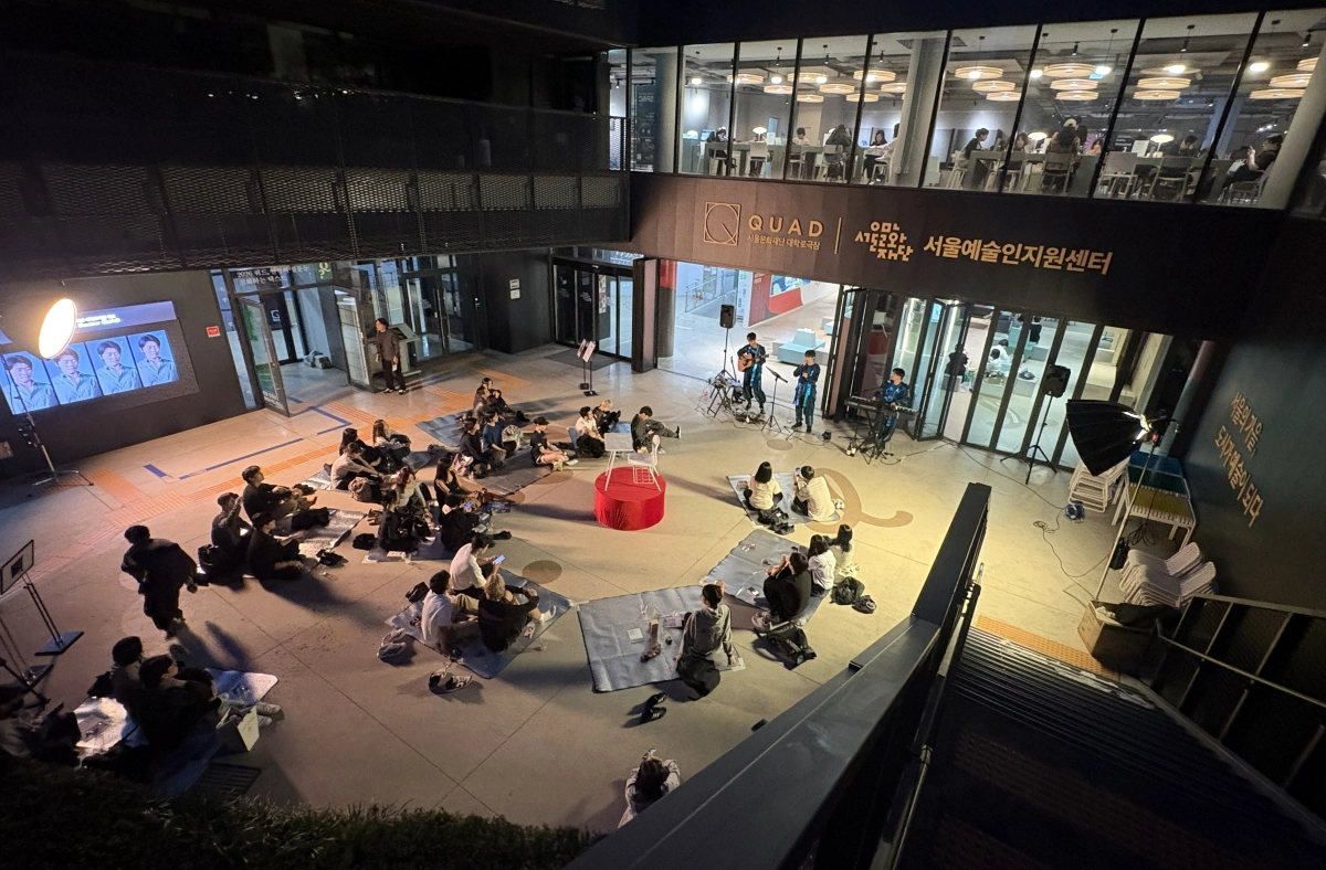 서울문화재단이 지난 9월에 진행한 ‘제철공연’ 중 다원극 ‘일체형책상장례식’(티엑스솔루션) 쇼케이스. 서울문화재단 제공