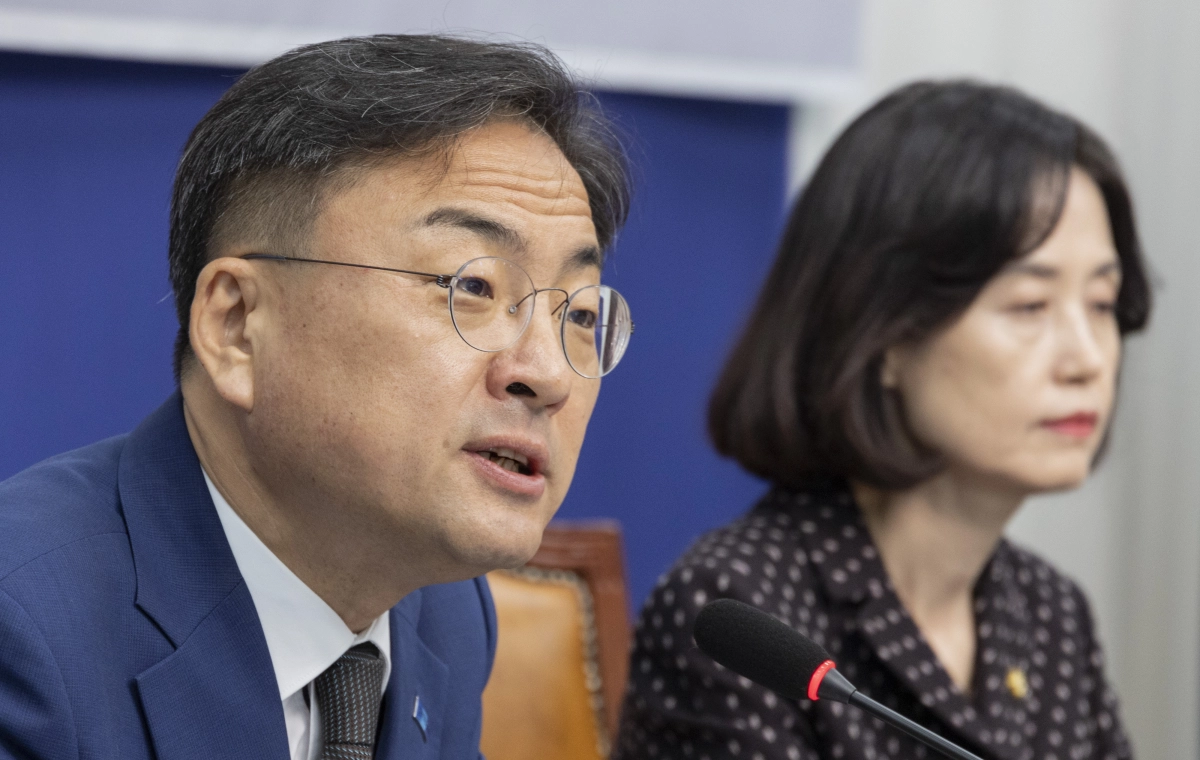 신장식 조국혁신당 대표가 지난달 30일 국회에서 열린 ‘농지제도 어떻게 바로잡을 것인가 농지전수 조사 긴급 간담회’에 참석해 발언하고 있다. 오른쪽은 같은 당 박은정 의원. 연합뉴스