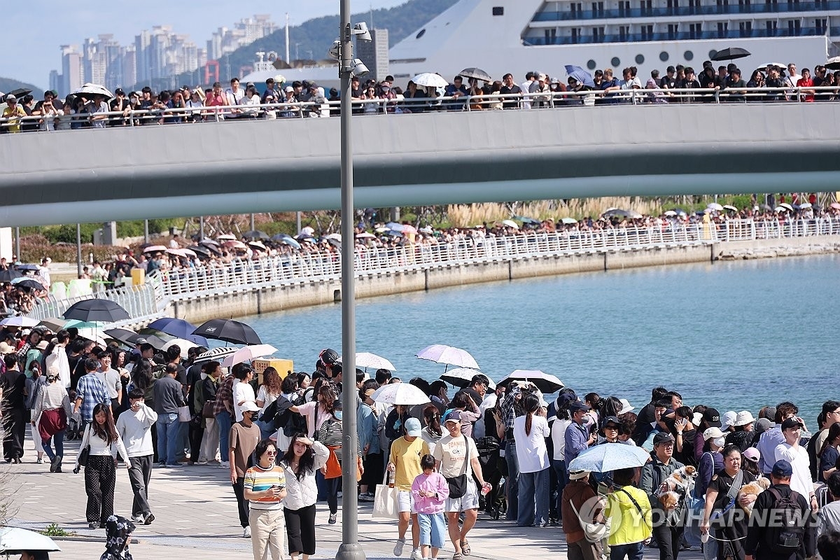 4일 부캉이(상어)를 보기 위해 부산 동구 북항친수공원에 몰려든 관람객들. 연합뉴스