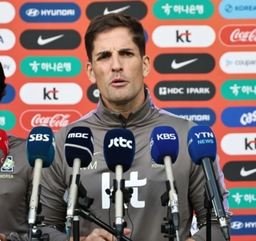 로베르트 모레노 한국 축구대표팀 임시 감독이 우즈베키스탄과의 친선경기를 하루 앞둔 5일 충남 천안시 코리아풋볼파크에서 기자회견을 하고 있다. 천안 연합뉴스