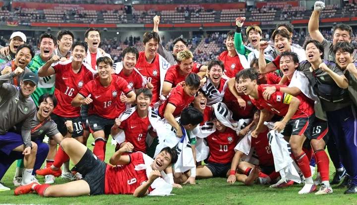 축구 대표팀  사진은 아시안게임 4연패 이룬 남자 축구 대표팀 3일 일본 아이치현 도요타 스타디움에서 열린 2026 아이치·나고야 아시안게임 남자 축구 대한민국과 일본의 결승. 승리 후 금메달을 획득한 한국 선수들이 기뻐하고 있다. 연합뉴스