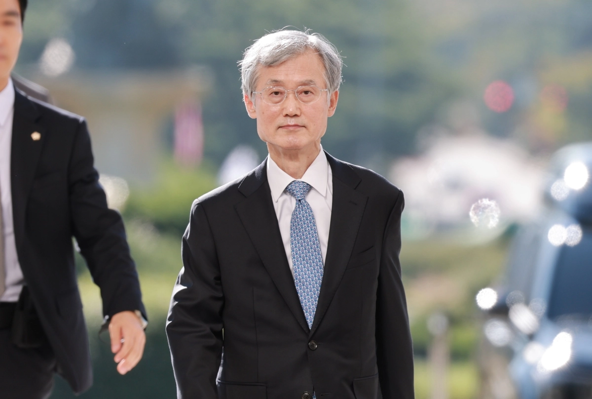 조희대 대법원장이 6일 국회 법제사법위원회에서 열린 대법원에 대한 국정감사에 출석하기 위해 서울 여의도 국회 본청에 들어오고 있다.  연합뉴스