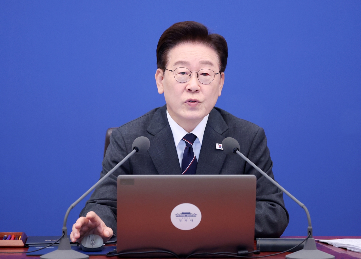국무회의 발언하는 이 대통령