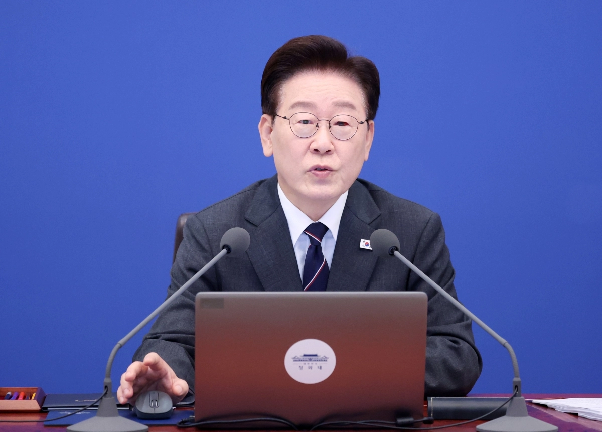 국무회의 발언하는 이 대통령