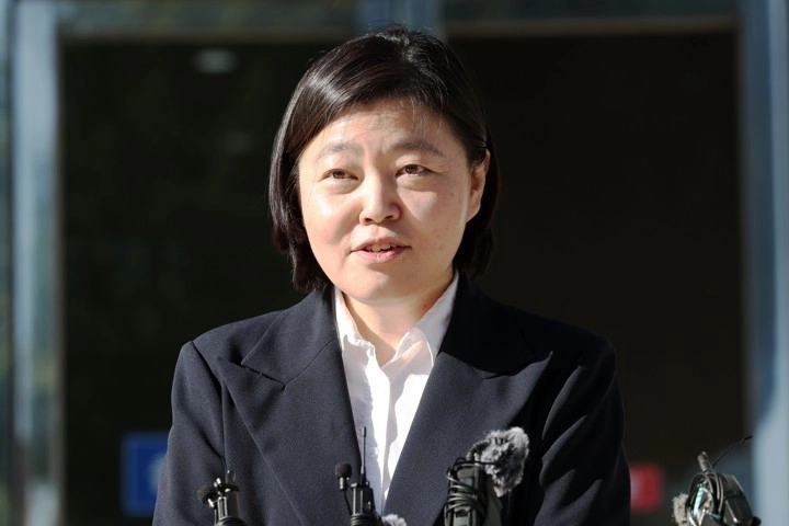 임은정 광주지방중대범죄수사청장이 6일 오전 전남광주 북구 중흥동 광주중수청 앞에서 출근길 약식 문답을 하며 발언하고 있디. (연합뉴스 제공)
