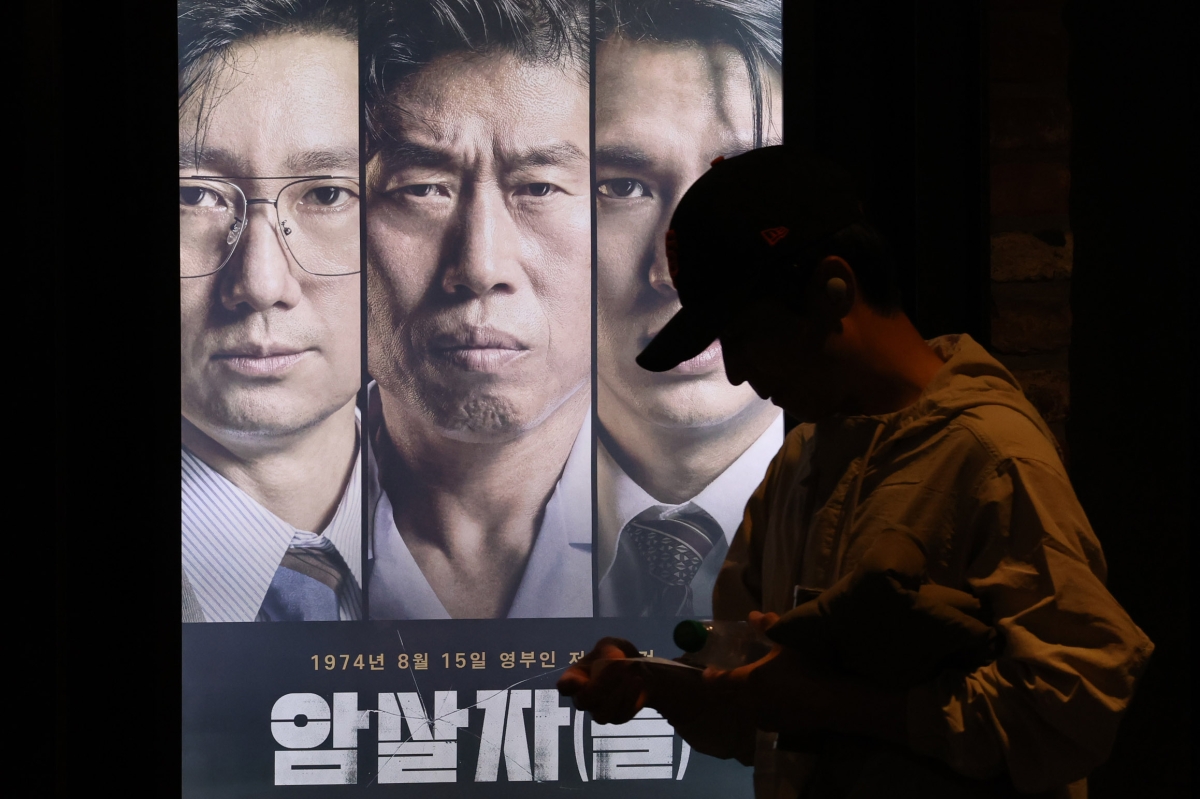 최근 역사 왜곡 등 논란에 휩싸인 영화 ‘암살자(들)’ 포스터가 5일 서울 시내 한 영화관에 걸려 있다. 2026.10.5 뉴시스