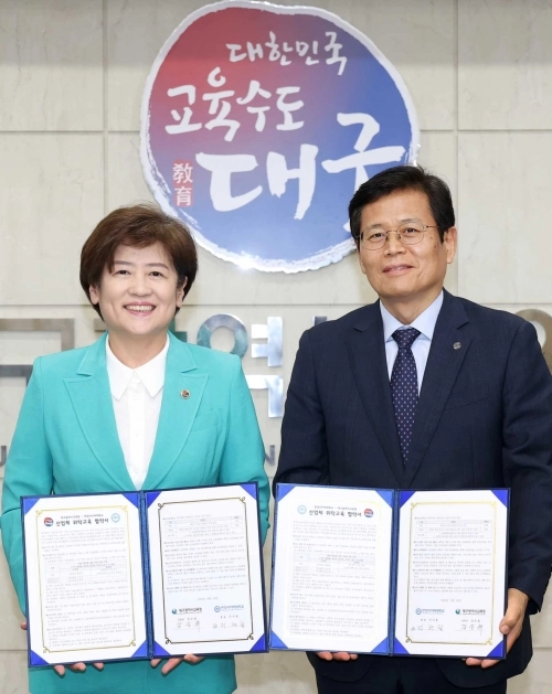 지난달 30일 열린 한양사이버대학교와 대구광역시교육청의 산업체 위탁교육 협약식에서 정현철(오른쪽) 한양사이버대 부총장과 강은희 대구광역시교육감이 기념촬영을 하고 있다. 한양사이버대 제공