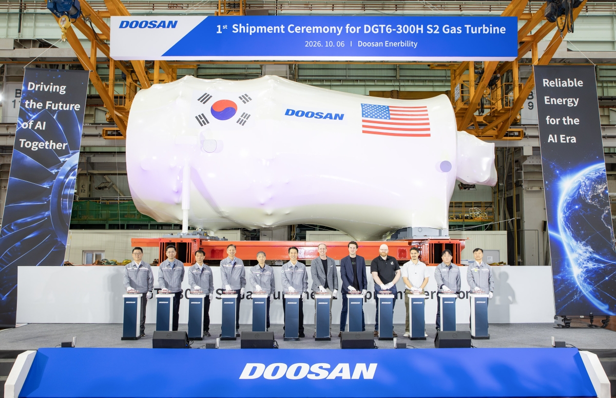 두산에너빌리티 창원 본사에서 6일 개최된 380MW 가스터빈 출하식에서 스페이스XAI 주요 관계자들과 손승우 파워서비스BG장을 비롯한 두산에너빌리티 임직원이 기념 촬영하고 있다. 두산에너빌리티 제공
